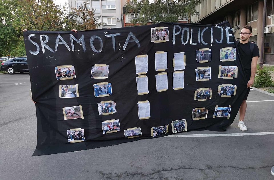 FOTO, VIDEO: Završen protest "Novi Sad protiv nasilja" ispred Policijske uprave