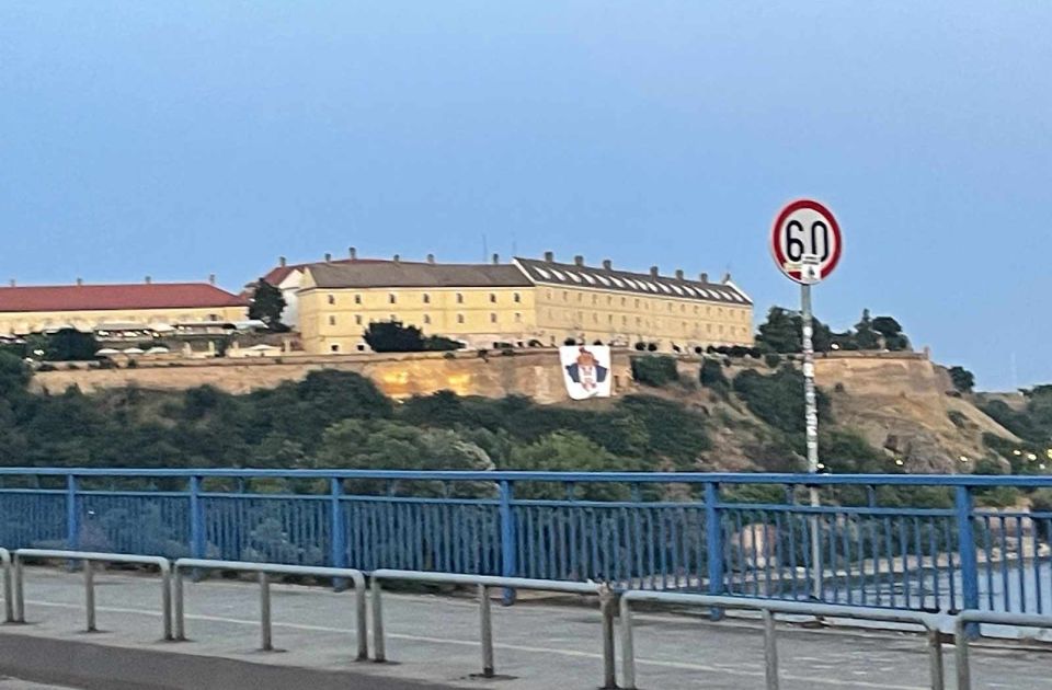 FOTO: Ponovo vraćen transparent o Kosovu na bedem Tvrđave