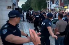 Protesti podrške studentima u Novom Pazaru: Članovi SNS-a u Kraljevu gađali građane jajima i polivali vodom