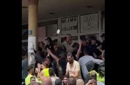 VIDEO Skup ispred DUNP-a: Kordon ispred ulaza u zgradu, načelnik policije pogođen u glavu