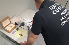 Putnik na aerodromu pokušao da prošvercuje tri sata: Ukupna vrednost 80.000 dolara