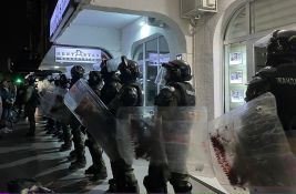 VIDEO: Protest ispred prostorija SNS u Novom Sadu, prostorije gađane jajima
