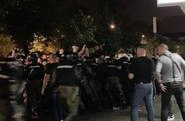 VIDEO Protest ispred prostorija SNS u Novom Sadu: Žandarmerija potiskuje građane