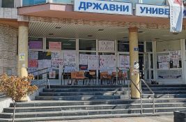VIDEO Muškarci u fantomkama upali na Univerzitet u Novom Pazaru: Studenti izgurani, policija ne raguje