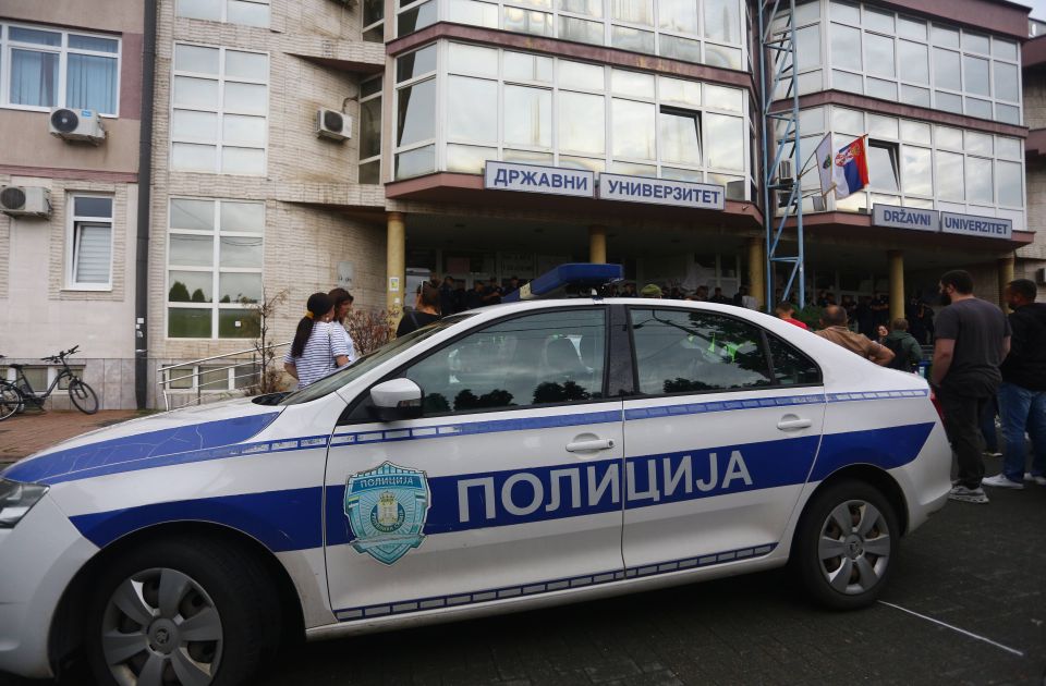 Građani i studenti ispred zgrade policije u Novom Pazaru Građani i studenti ispred zgrade policije u Novom Pazaru