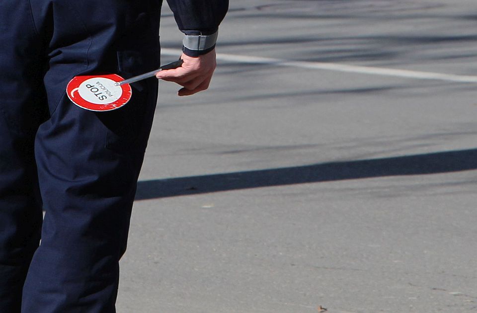 Dvojica pijana vozila automobile, pa uhapšeni