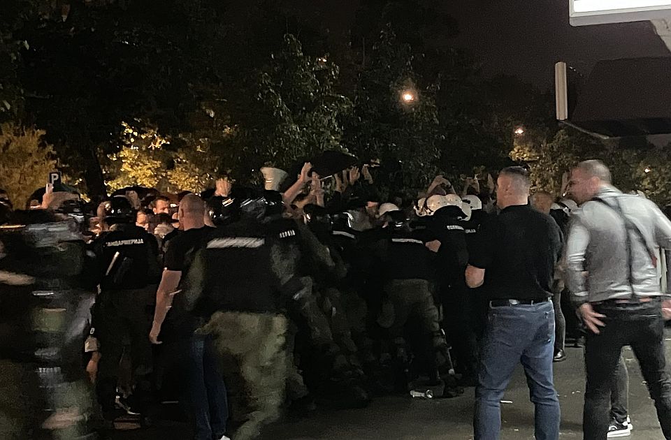 VIDEO Protest ispred prostorija SNS u Novom Sadu: Žandarmerija potiskuje građane