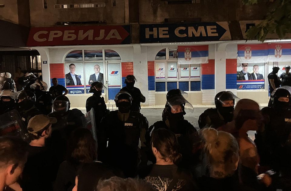 VIDEO Završen protest ispred prostorija SNS u Novom Sadu