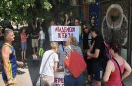 FOTO: Akademski plenum kod Limanske pijace skupljao potpise za vanredne izbore