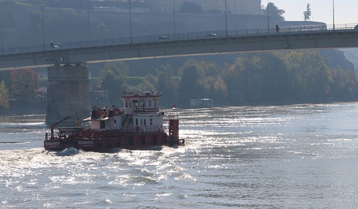 Rumunski teretni brod udario u pristan u Novom Sadu