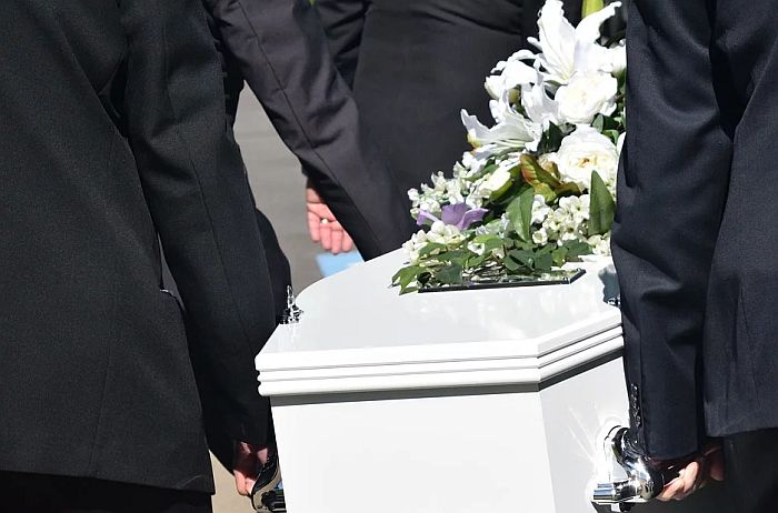 Nemačka polako ostaje bez nosača pogrebnih kovčega