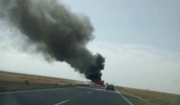 FOTO: Izgoreo kamion na Zrenjaninskom putu, saobraćaj normalizovan