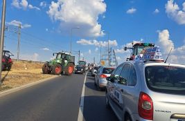 FOTO, VIDEO Blokiran deo centra i prilaz Varadinskom mostu, traktori odblokirali Žeželjev most