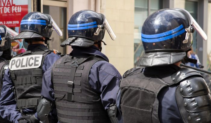Francuska policija nakon 36 sati jedva rasturila ilegalnu žurku sa više od 2.500 gostiju