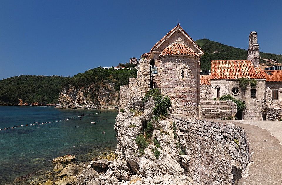 Beograđanin u Budvi pokosio šest pešaka, raspisana poternica