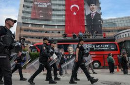 Turska policija upala u zgradu glavne opozicione stranke, suzavac i gumeni meci na pristalice