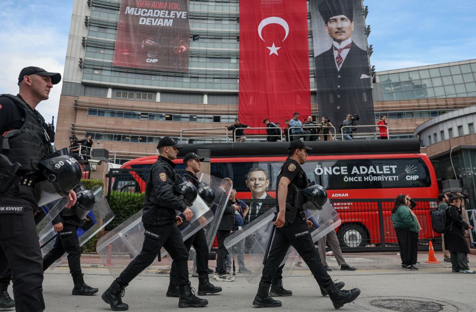 Turska policija upala u zgradu glavne opozicione stranke, suzavac i gumeni meci na pristalice