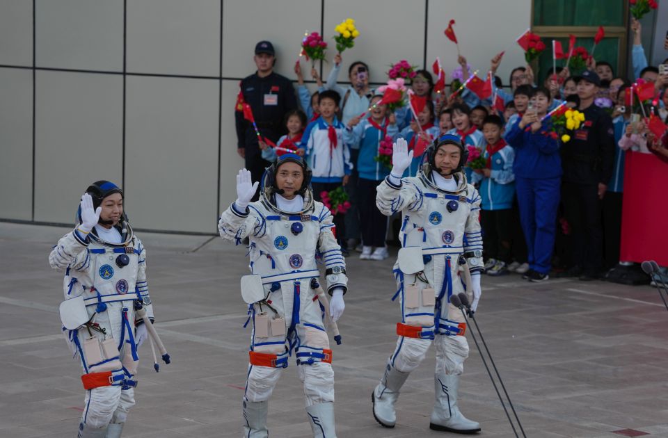 Kina lansirala letelicu sa tri astronauta, jedan će ostati u svemiru godinu dana