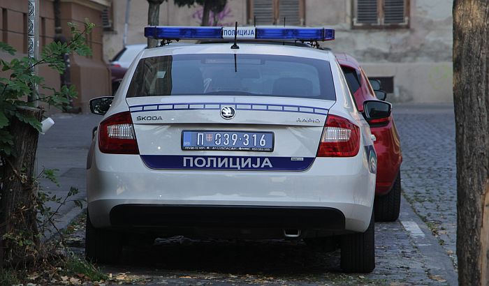 Mladić iz Paraćina osumnjičen da je autom udario policajca