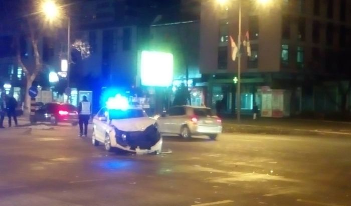 FOTO: Slupan policijski automobil tokom potere za ubicom, ima povređenih