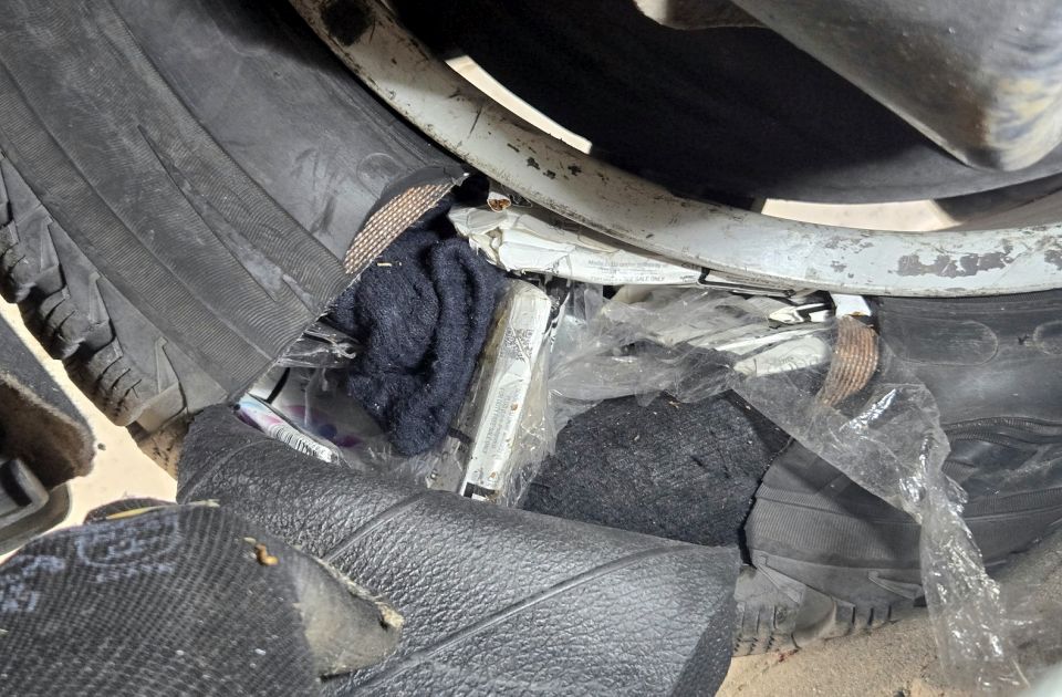 FOTO: Carinici u zadnjim gumama automobila našli cigarete
