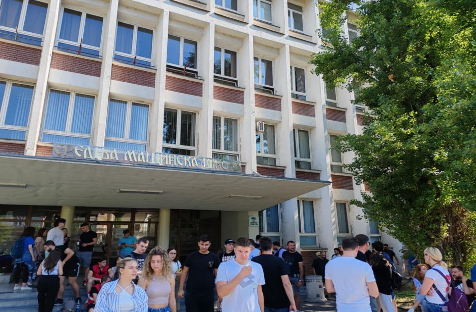 Studenti i građani blokirali održavanje ispitnog roka na Visoke poslovne škole Studenti i građani blokirali održavanje ispitnog roka na Visoke poslovne škole