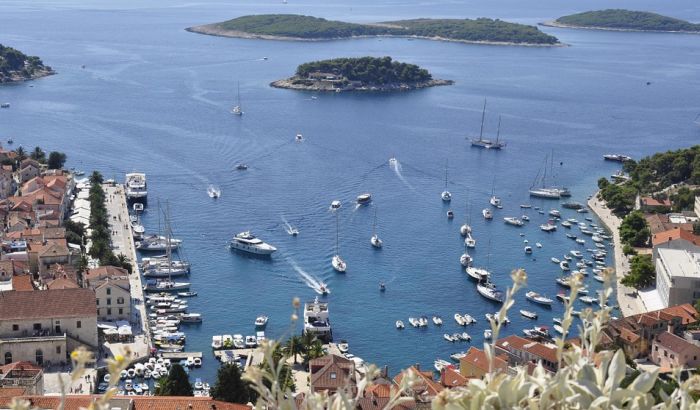 Hvar počeo da kažnjava polugole i pijane turiste