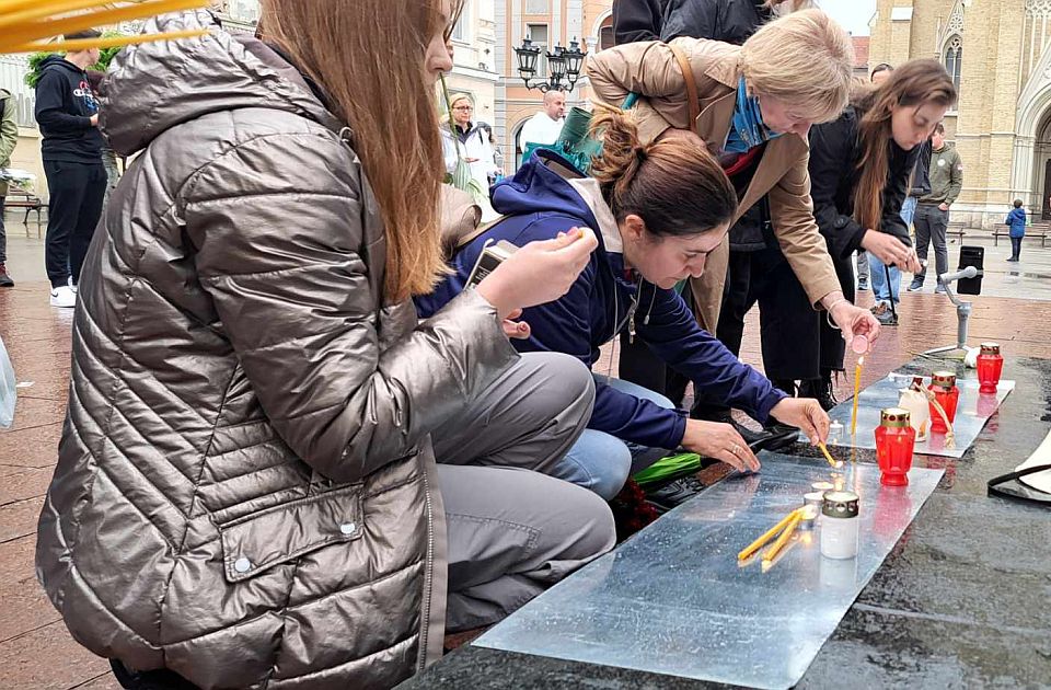 FOTO, VIDEO Novosađani obeležavaju godišnjicu masovnih ubistava: Sveće na Trgu slobode