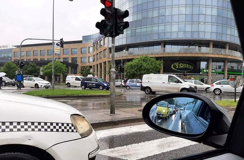 Šta se dešava u saobraćaju u Novom Sadu: Pada kiša, gužva na Varadinskom mostu