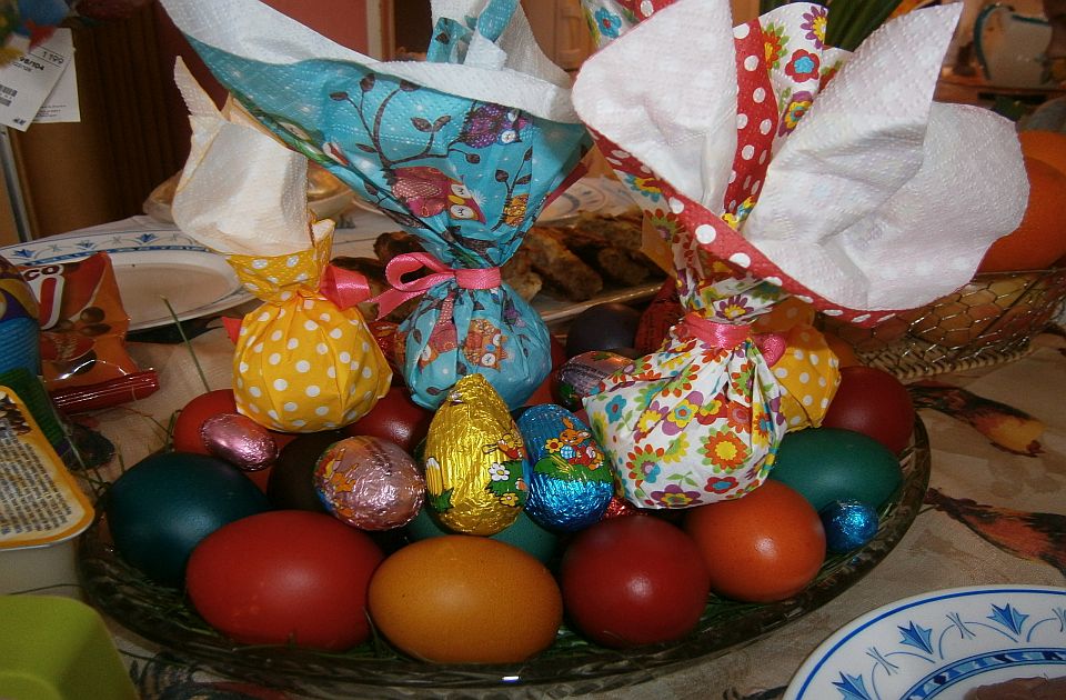Nekoliko trikova za farbanje jaja