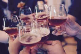 Alkohol u EU najčešće piju Portugalci, najređe Letonci i Litvanci
