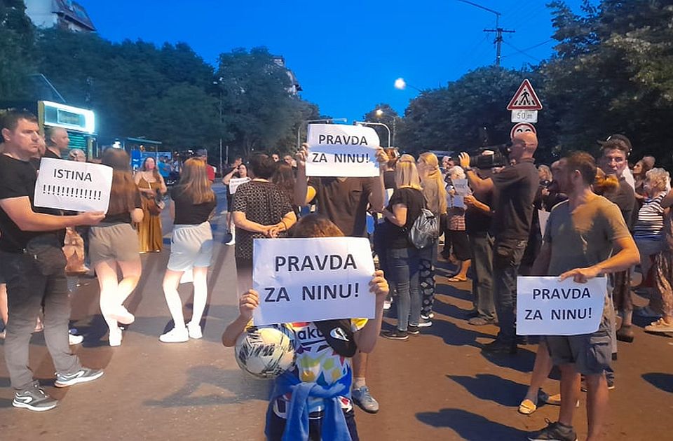 FOTO: Održan protest "Pravda za Ninu" u Petrovaradinu