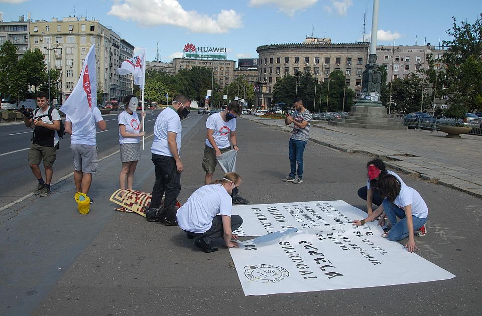 Frilenseri održali performans ispred Skupštine Srbije, nezadovoljni Zakonom o porezu