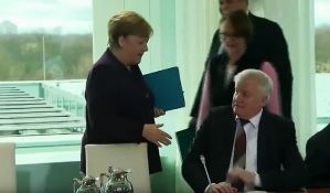 VIDEO: Nemački ministar odbio da se rukuje sa Angelom Merkel zbog virusa korona