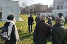 Polaganjem venca kod Banovine gde je nekad bio spomenik obeležena godišnjica rođenja i smrti Vase Stajića