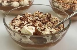 Za sladak početak dana - desert u čaši sa bananom, čokoladom i rumom