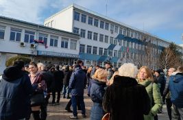 VIDEO: Studenti Medicinskog na skupu ispred fakulteta, nije im dozvoljeno da uđu na sednicu Saveta