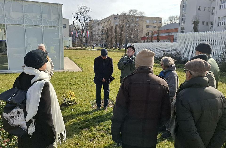 Polaganjem venca kod Banovine gde je nekad bio spomenik obeležena godišnjica rođenja i smrti Vase Stajića