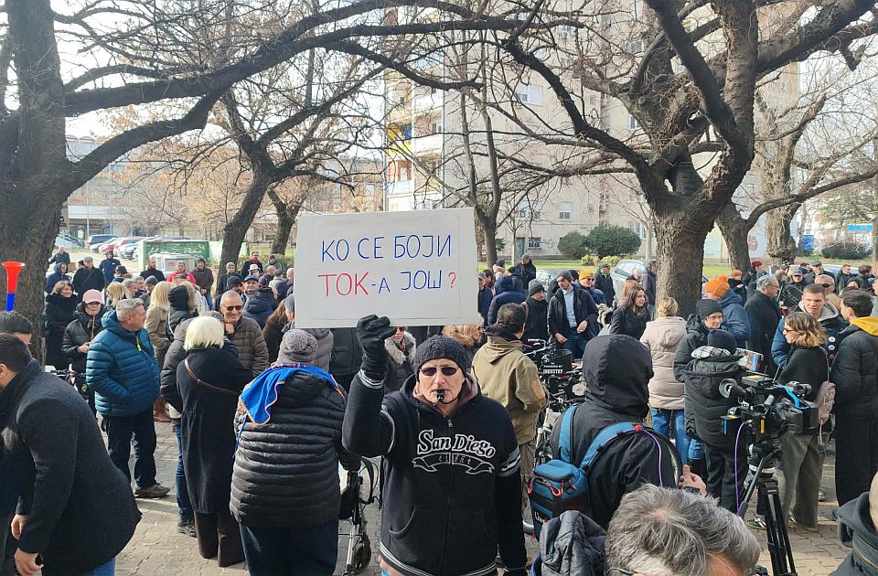 VIDEO: Advokati protestovali ispred novosadskog suda zbog usvajanja "Mrdićevih zakona"