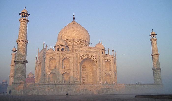 Tadž Mahal zbog zagađenja i izmeta menja boju, vlasti zabrinute
