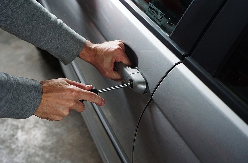 Novosađanin ukrao "opel" Beograđaninu sa parkinga gradilišta