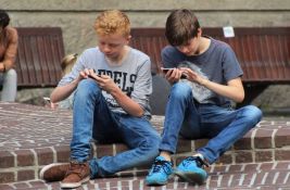 Skoro sve škole u Engleskoj zabranile upotrebu mobilnih telefona