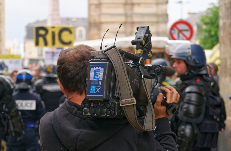 ANEM: Procesuirati vinovnike jučerašnjih napada na novinare