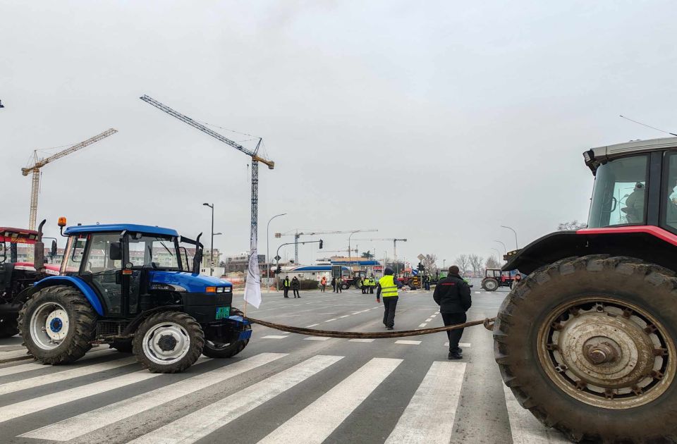VIDEO: Građani blokirali glavnu raskrsnicu u Surčinu, protestna šetnja do Expo gradilišta