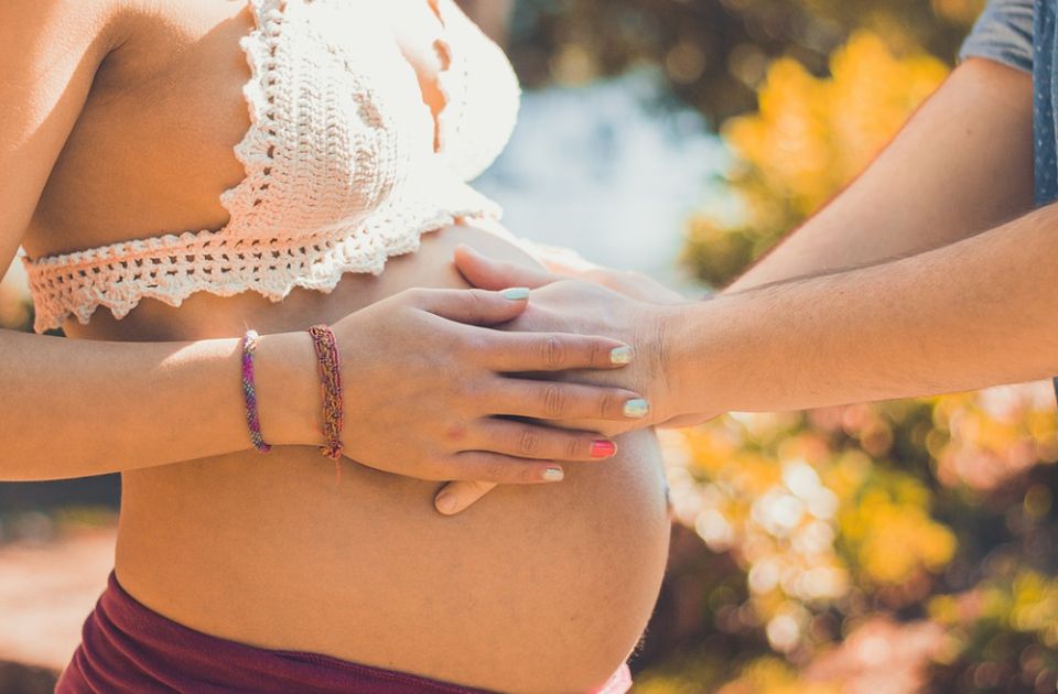 Naučnici otkrili pravi razlog zašto bebe udaraju u stomak