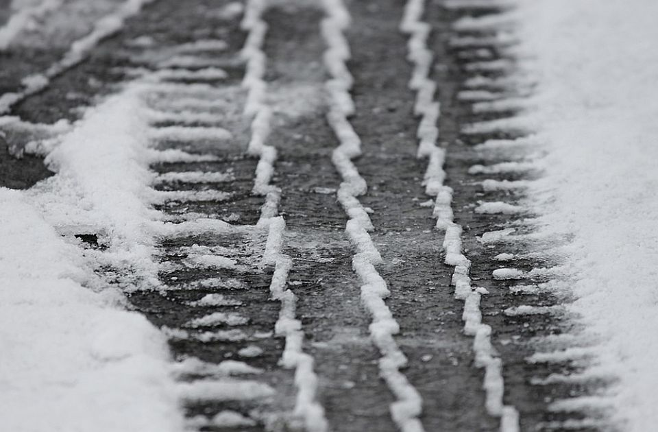 Na putevima 10 centimetara snega, četiri deonice neprohodne, problemi i sa strujom