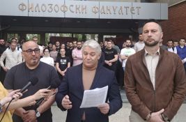 VIDEO: Rektor Univerziteta Dejan Madić posetio grupu mladih koja je blokirala Filozofski fakultet