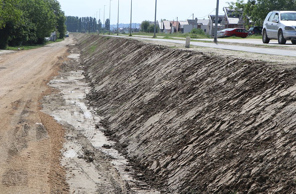 FOTO: Kiša sprala deo nasipa pod radovima, šteta sanirana, ali građani Kamenjara zabrinuti