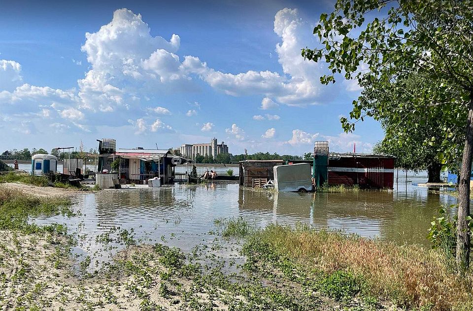 FOTO: Ovako trenutno izgleda Oficirac, Dunav preplavio plažu