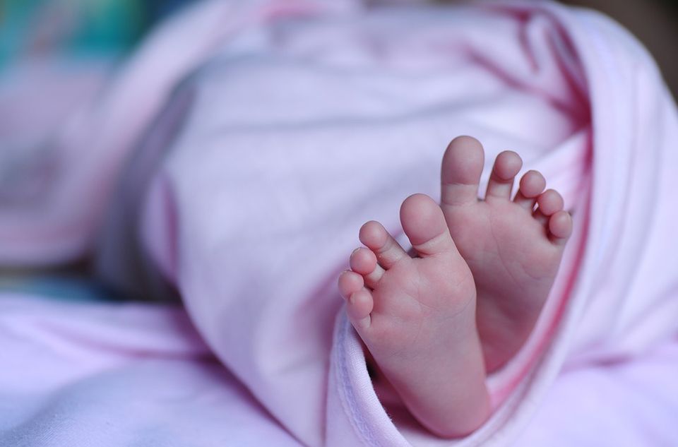 Beba iz Tutina obolela od korone ima obostranu upalu pluća, upućena u Beograd na lečenje